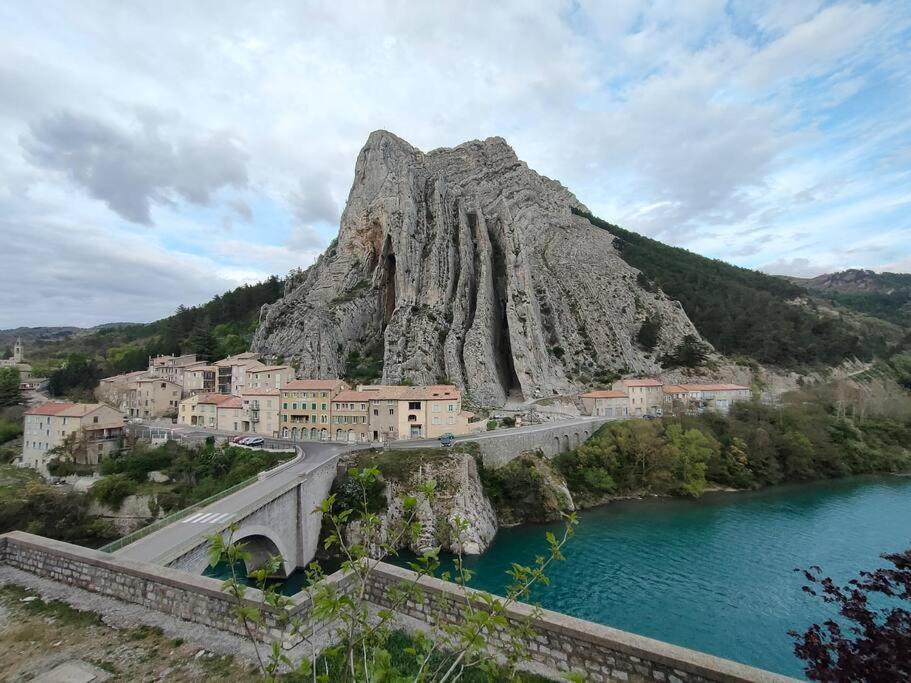 Appartement Au Coeur Du Village Sisteron Eksteriør bilde